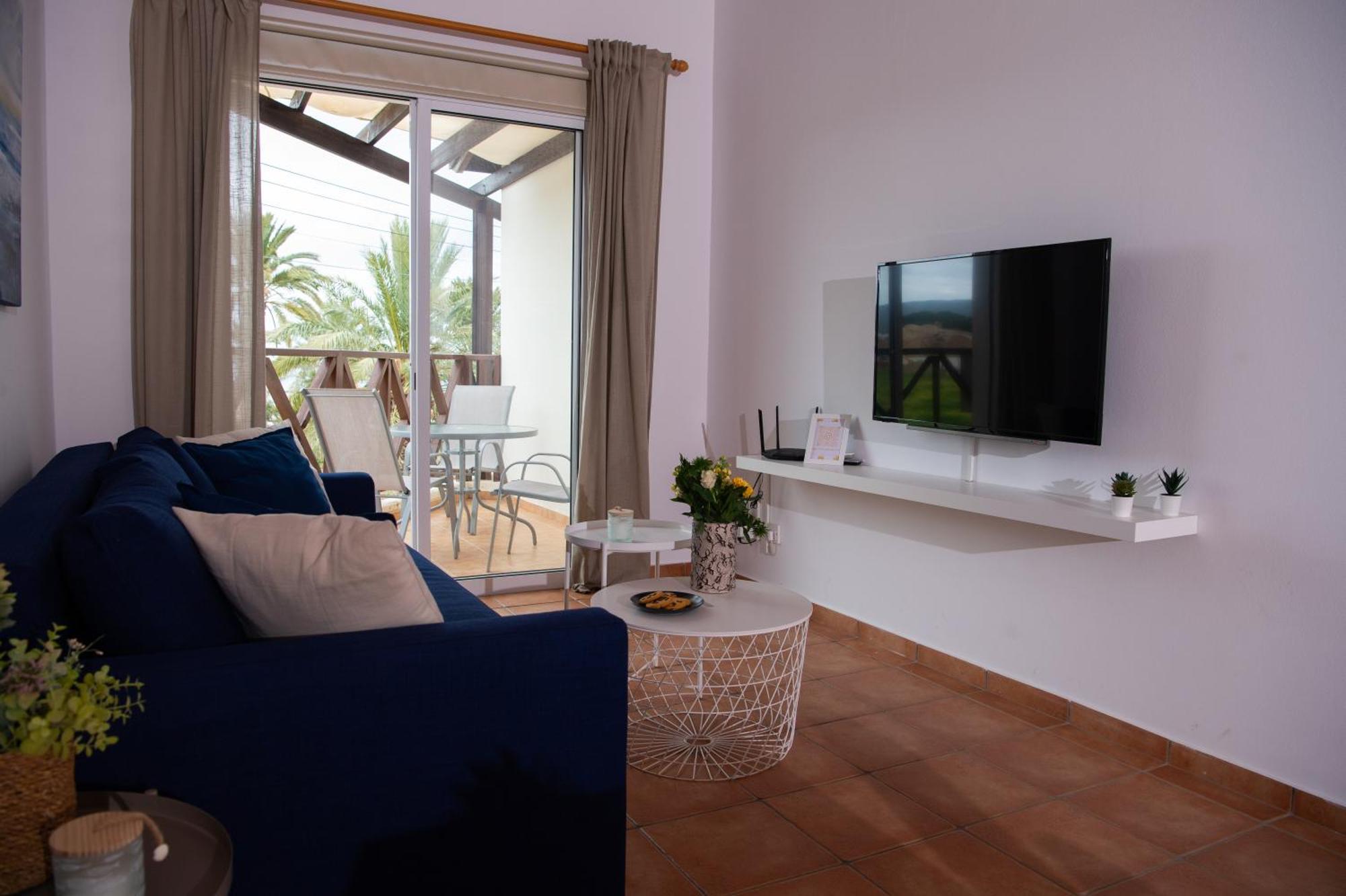 Path Latchi Beachfront Apartments Extérieur photo
