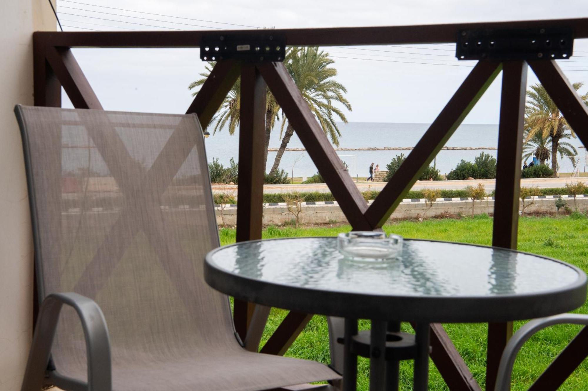 Path Latchi Beachfront Apartments Extérieur photo