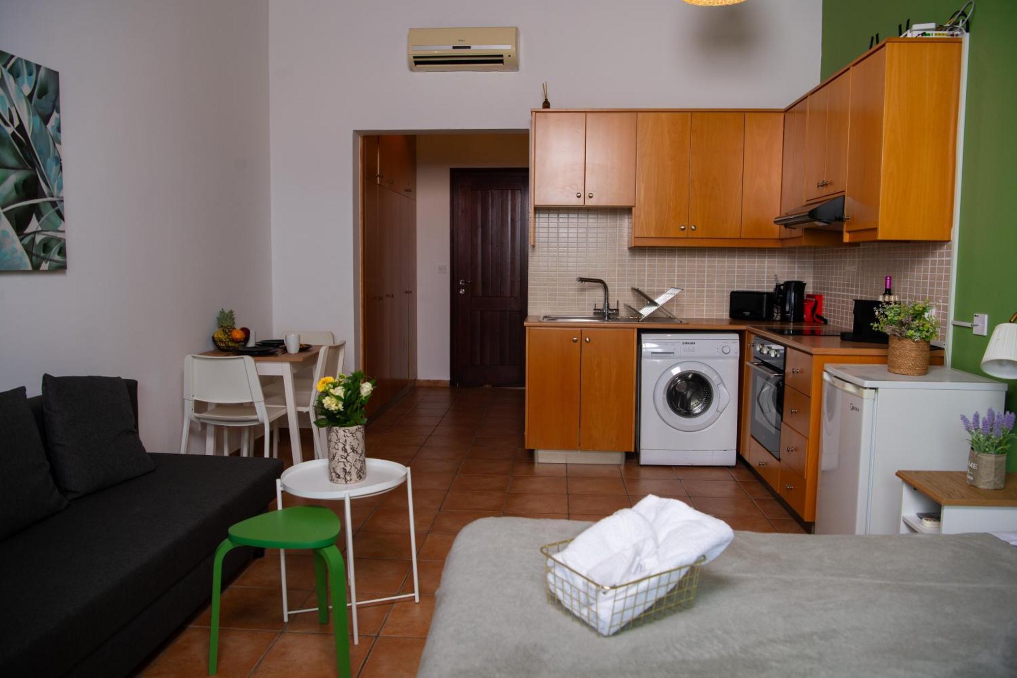 Path Latchi Beachfront Apartments Extérieur photo